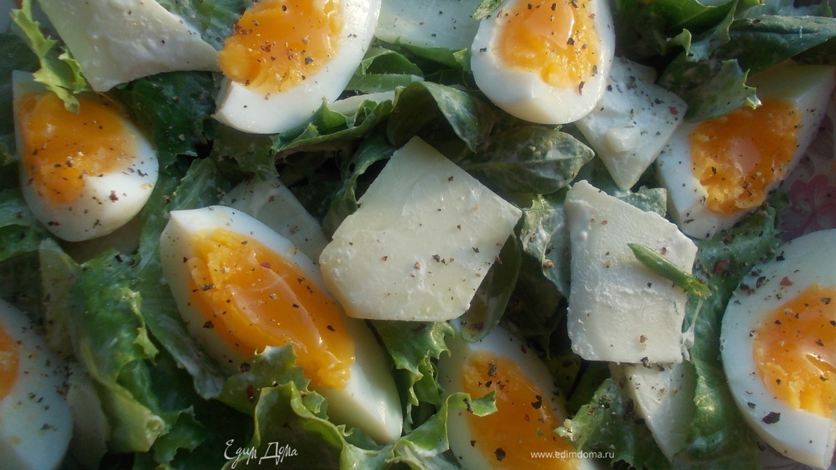 Зеленый салат с яйцом и козьим сыром