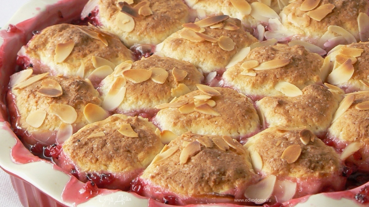 Кобблер со смородиной и грушей