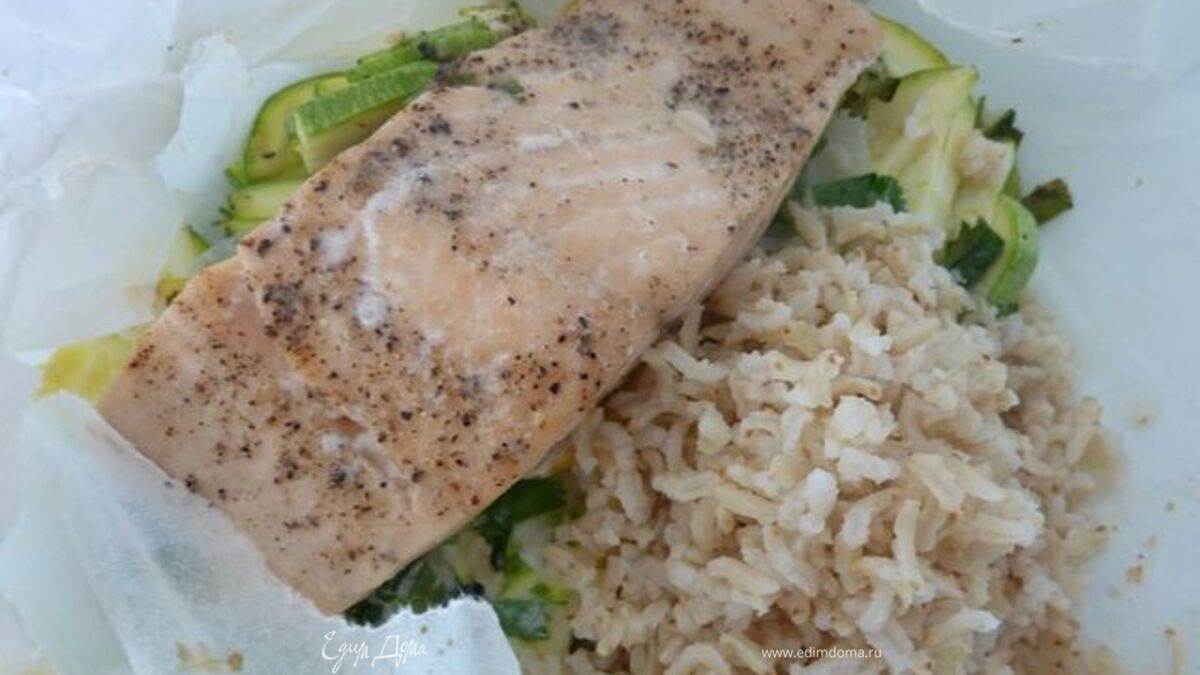 Лосось и кабачок, запеченные в пергаменте