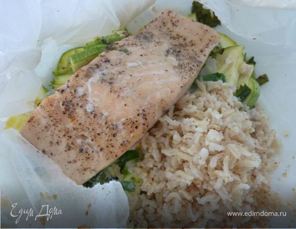 Лосось и кабачок, запеченные в пергаменте 