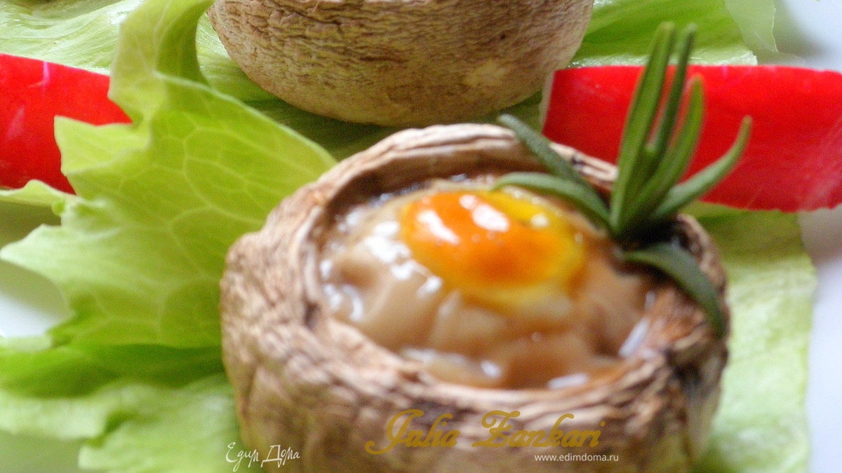 Шампиньоны, фаршированные перепелиными яйцами