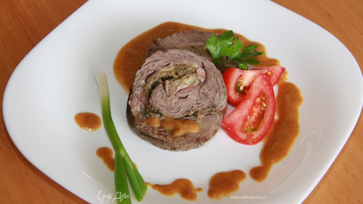 Рулет из телятины с беконом и грибами на пиве