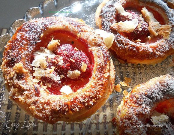 ПРОСТЫЕ ПИРОЖНЫЕ С КЛУБНИКОЙ ПРОСТЫЕ ПИРОЖНЫЕ С КЛУБНИКОЙ