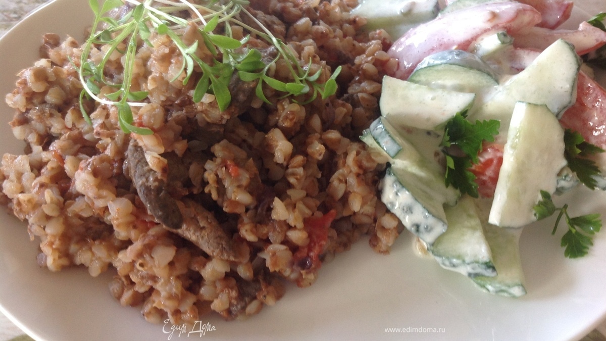 Куриная печеночка с гречкой и томатами