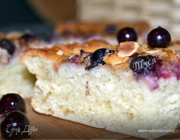 Сдобный пирог со сливочно-ореховой начинкой и черной смородиной 