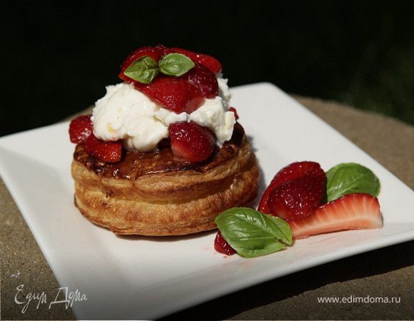 Пирожные с кремом из маскарпоне, клубникой и базиликом 