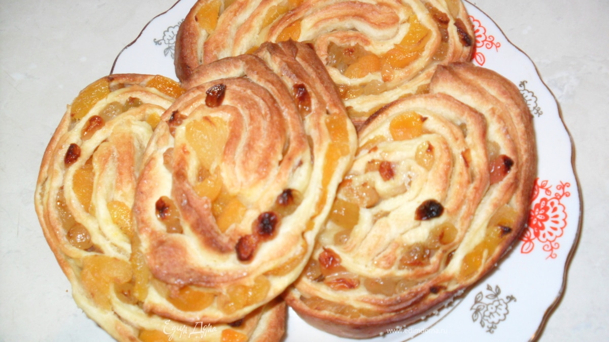 сладкая выпечка с сухофруктами