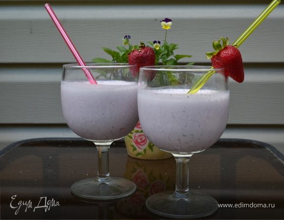 Коктейль клубнично-голубичный на йогурте Коктейль клубнично-голубичный на йогурте