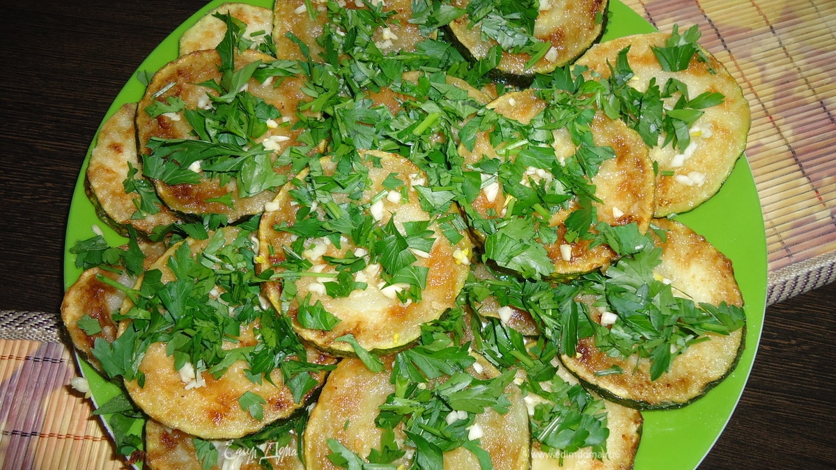 Кабачки с чесноком и петрушкой