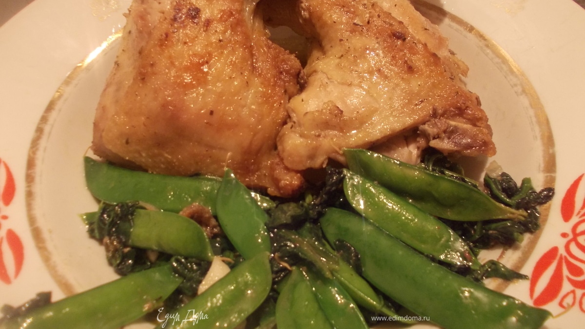 Курочка с зеленым горохом и шпинатом на гарнир