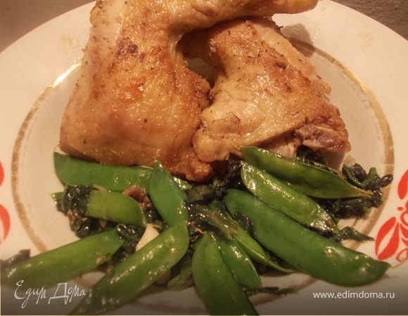 Курочка с зеленым горохом и шпинатом на гарнир