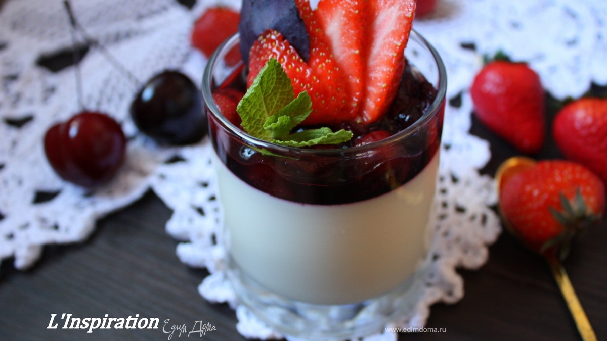 Ванильная панна котта с ягодным соусом и базиликом