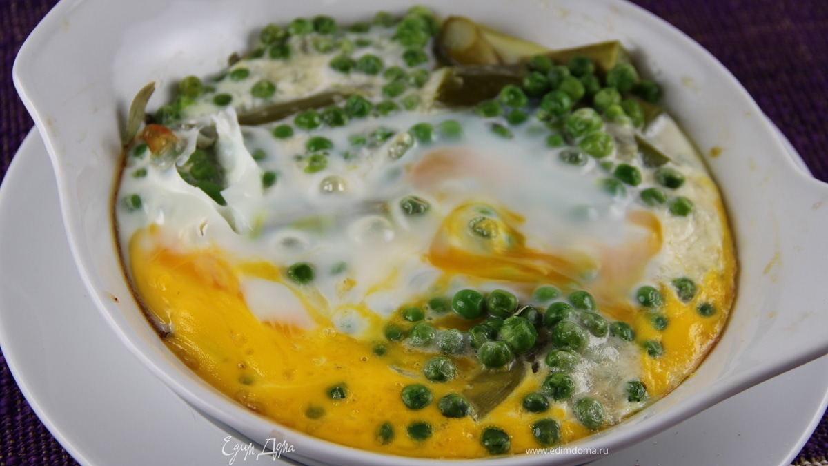 Запеченные яйца со спаржей и зеленым горошком