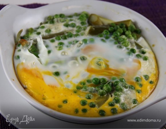 Запеченные яйца со спаржей и зеленым горошком