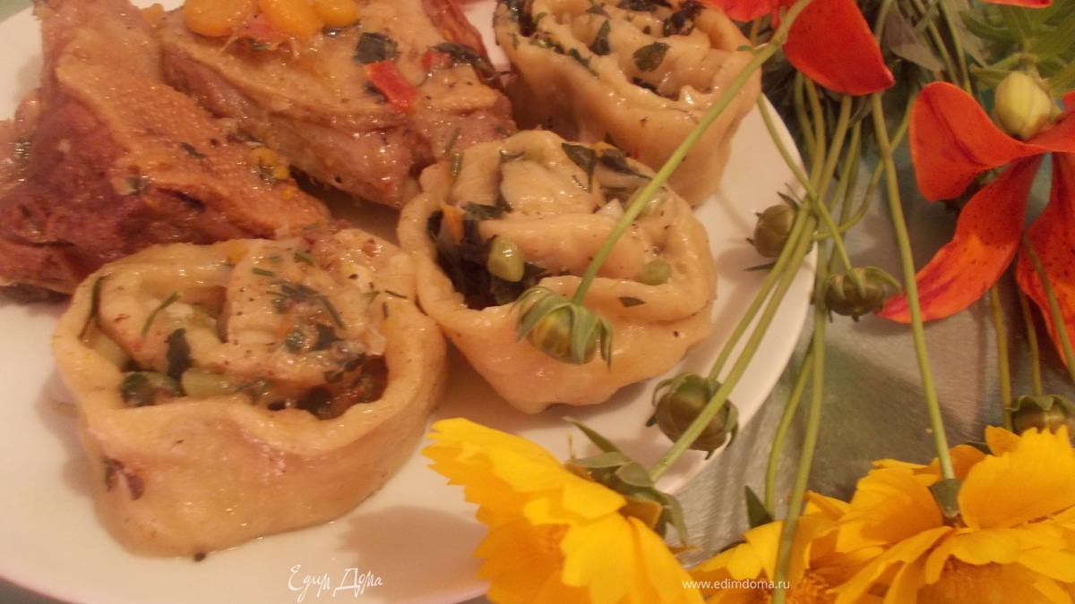 Утка с молодым картофелем и луковым штруделем