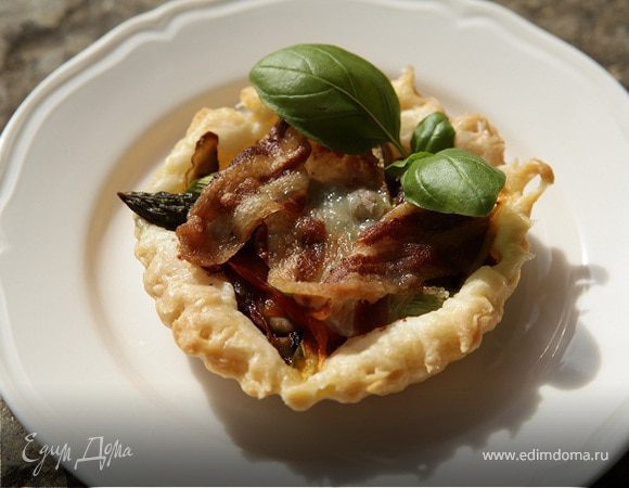 Тарталетки с шампиньонами, спаржей и сладким перцем 