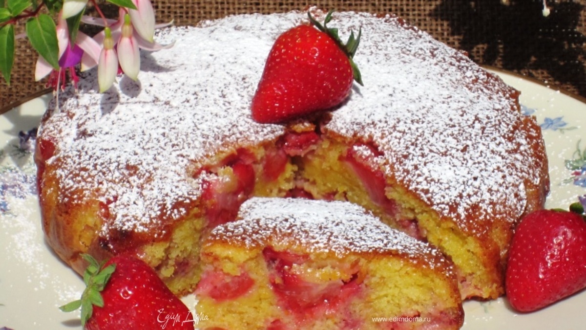 Ароматный клубничный пирог