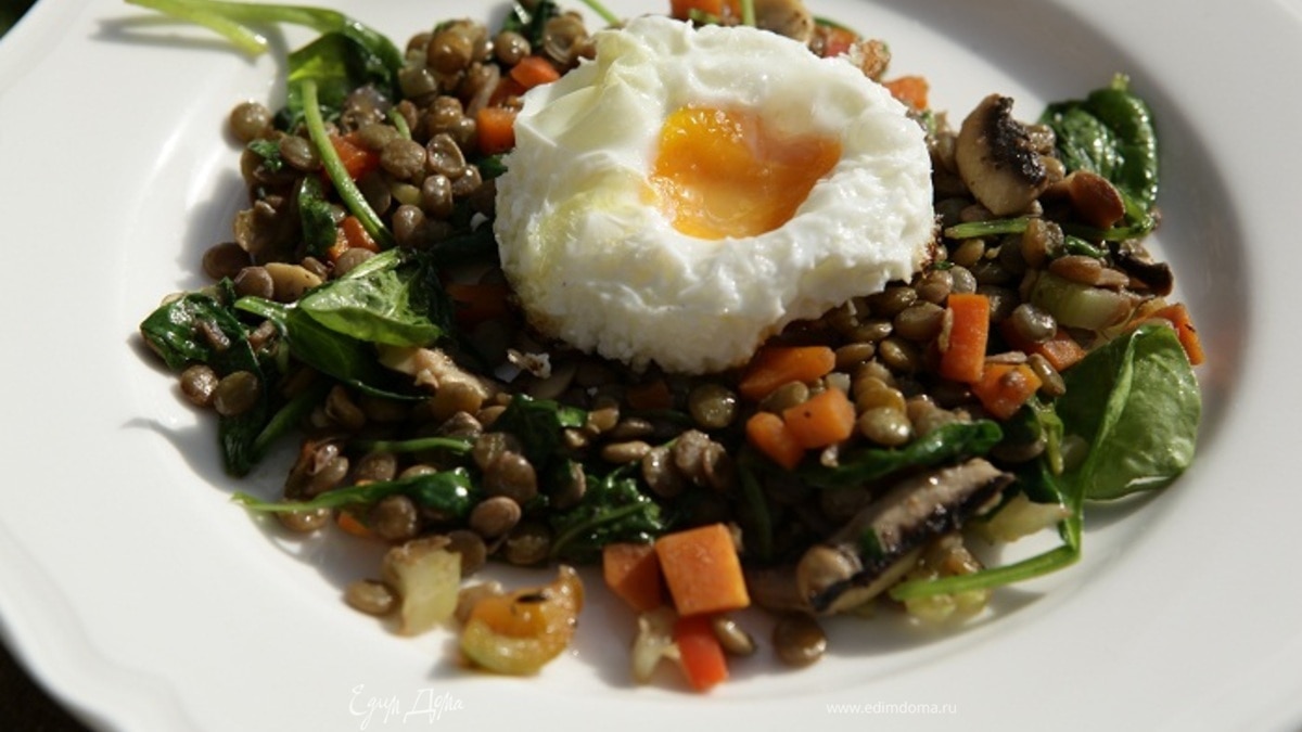 Салат из чечевицы с овощами, шампиньонами и жареными яйцами