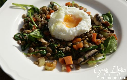 Рецепт Салат из чечевицы с овощами, шампиньонами и жареными яйцами