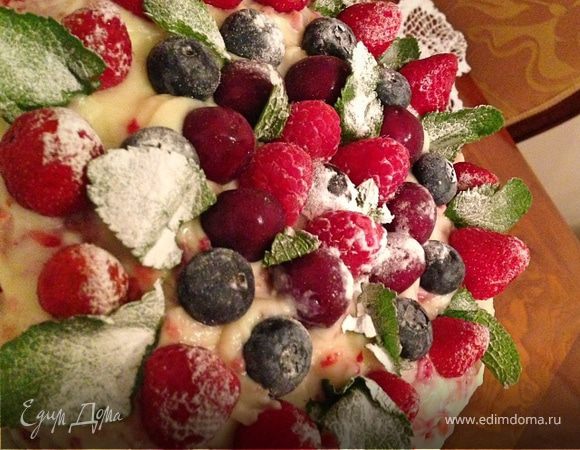 Бисквитный торт с клубничным пюре и кремом