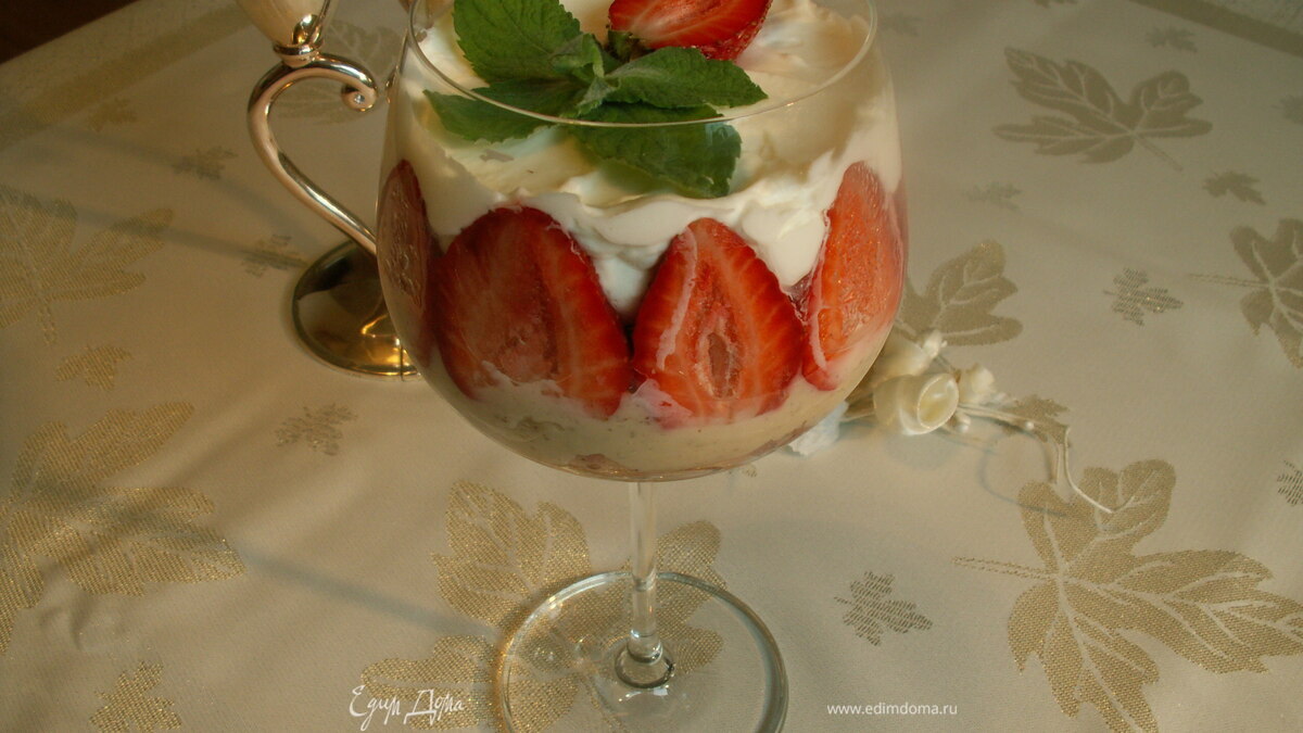 Клубнично-ревеневый трайфл