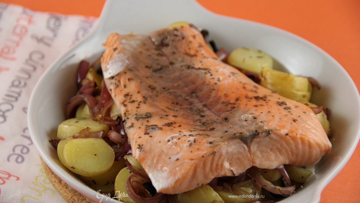 Запеченный лосось с картофелем, оливками и базиликом