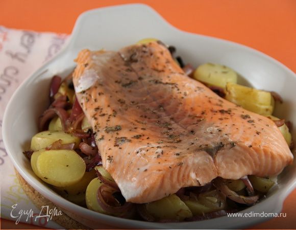 Запеченный лосось с картофелем, оливками и базиликом Запеченный лосось с картофелем, оливками и базиликом
