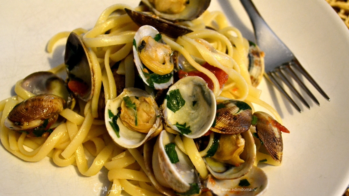 Паста с моллюсками ("морскими черенками") (Linguine alle vongole)