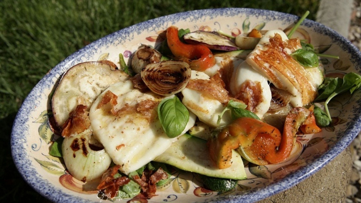 Салат из запеченных овощей c сыром и луком на гриле