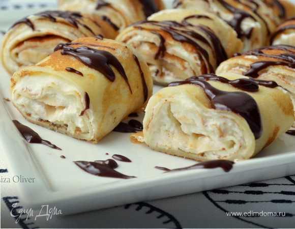 Сладкие роллы из рисовых блинчиков с бананово-творожным кремом и шоколадным соусом Сладкие роллы из рисовых блинчиков с бананово-творожным кремом и шоколадным соусом