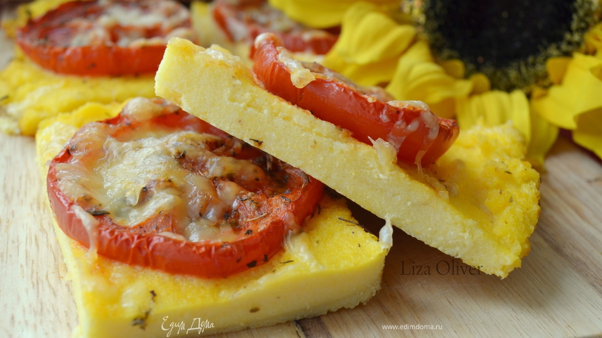 Запеченная полента с вялеными томатами и пармезаном