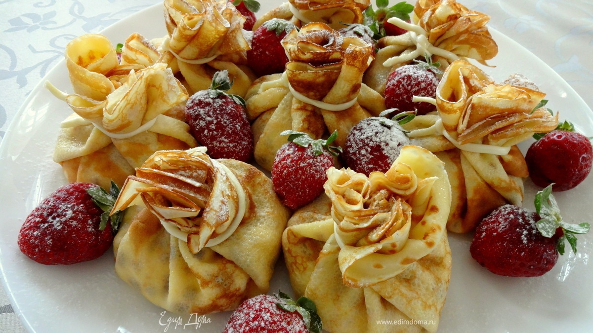Блинные мешочки с клубникой и сливками