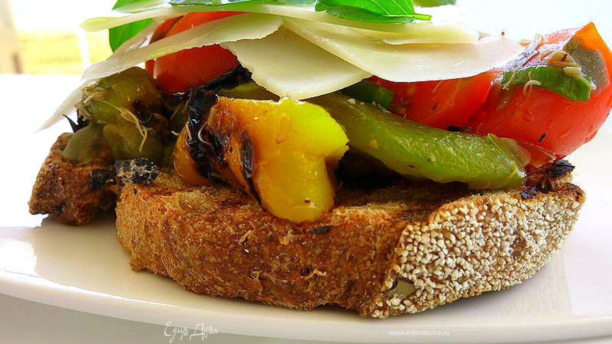 Брускетта c жареным перцем 