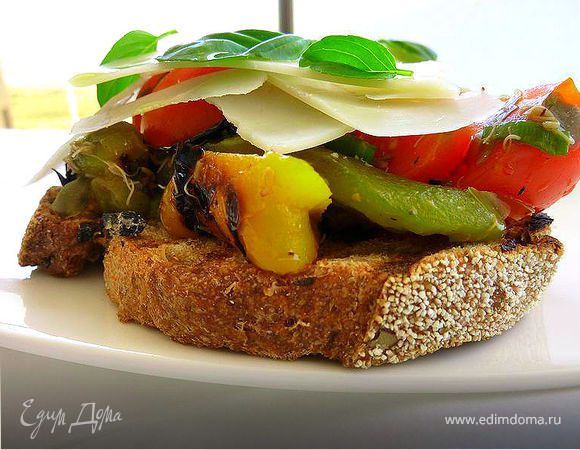 Брускетта c жареным перцем 