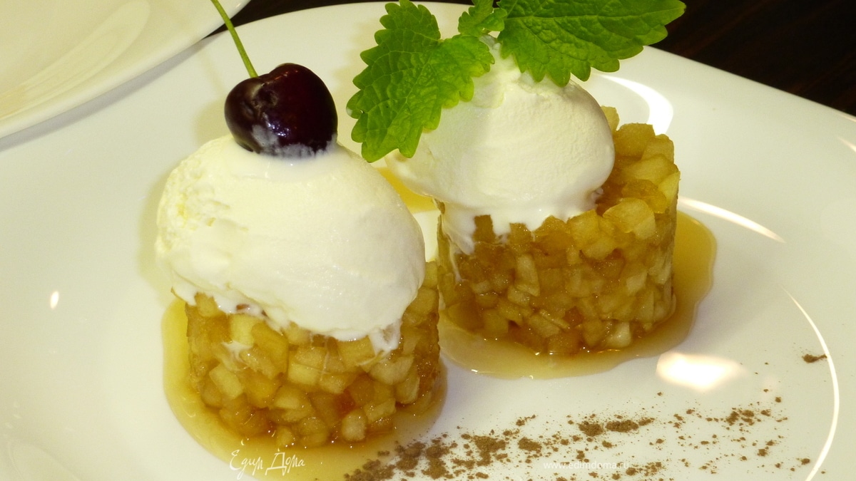 Яблоки с карамелью и пломбиром