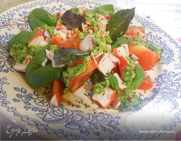 Салат с помидором, шпинатом и песто Салат с помидором, шпинатом и песто