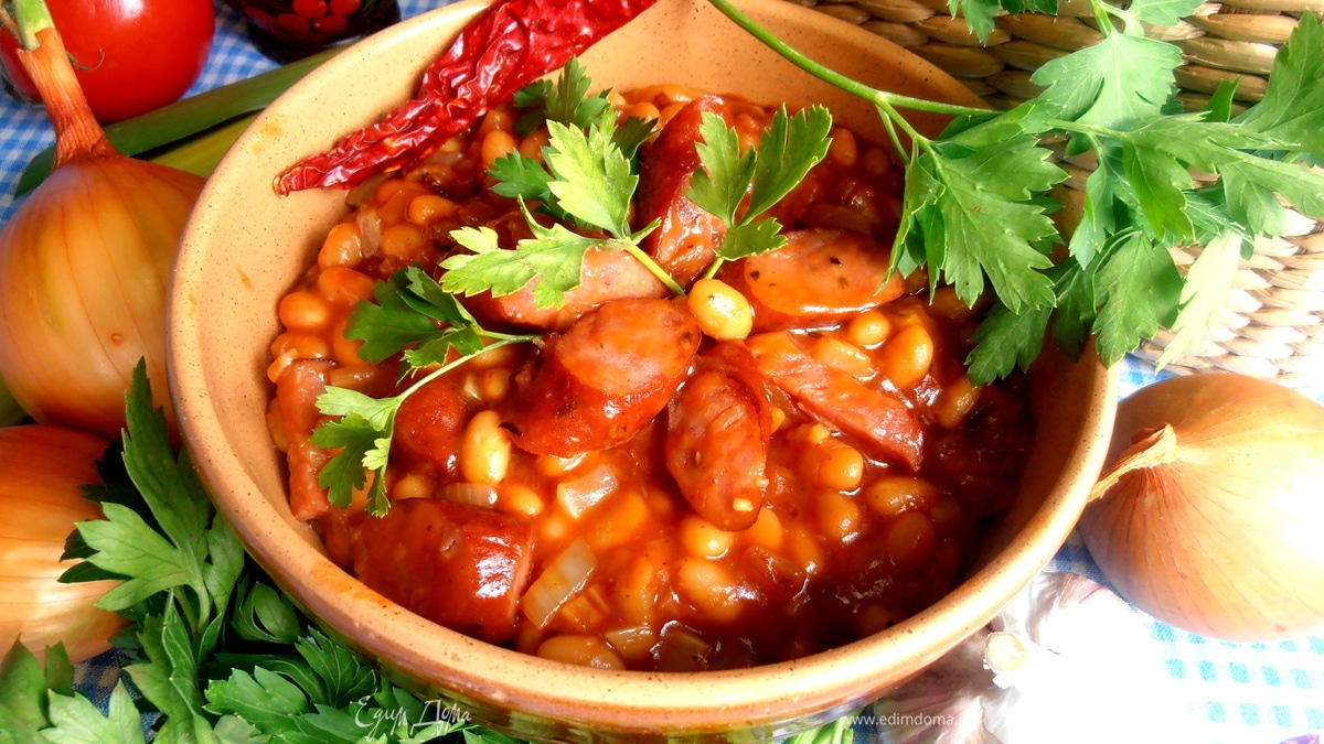 Быстрое рагу с колбасками и фасолью
