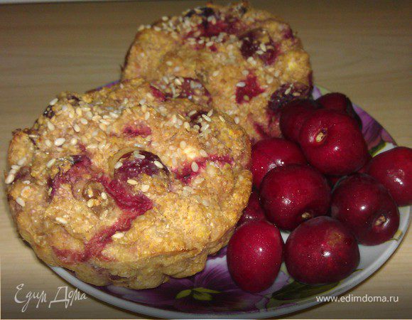 Кукурузные кексы с черешней и клубникой