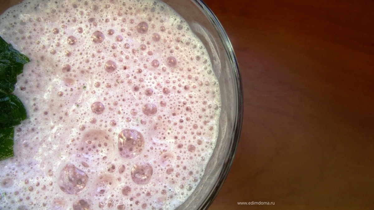 Клубничный молочный коктейль с мятой – милкшейк