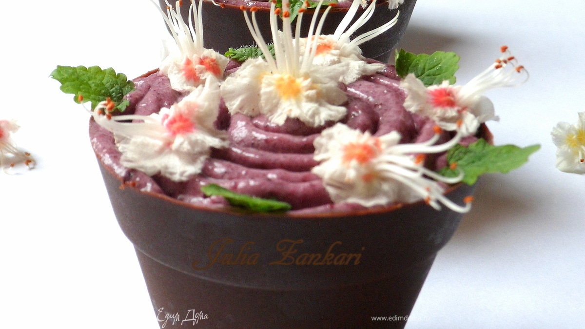 Шоколадные стаканчики с черничным муссом и бисквитом