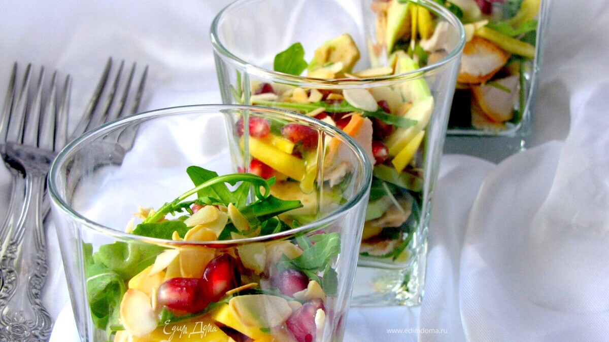 Салат из копченой курицы, манго и авокадо