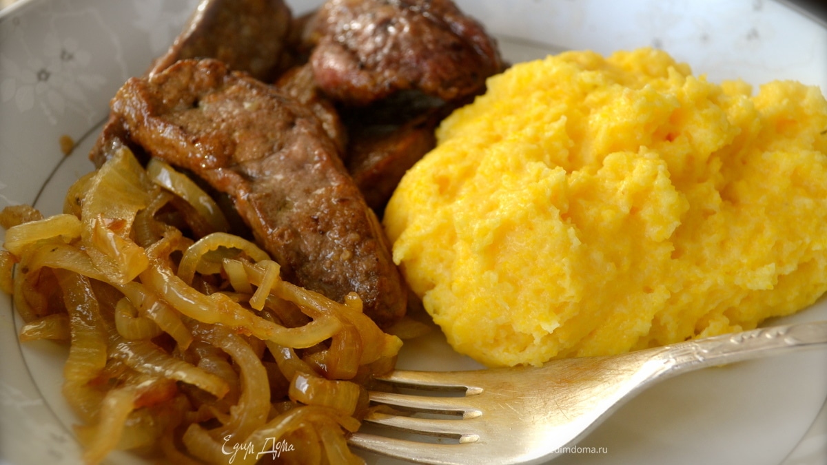 Жареная печень с карамелизированным луком и полентой