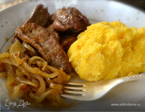 Жареная печень с карамелизированным луком и полентой Жареная печень с карамелизированным луком и полентой
