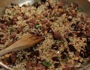 Салат из риса с колбасками, курагой и кешью