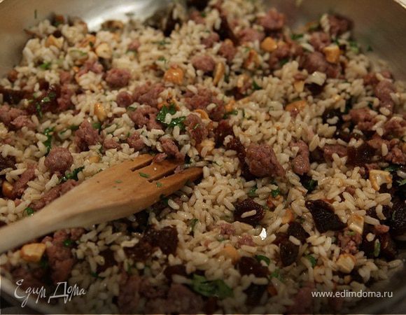 Салат из риса с колбасками, курагой и кешью Салат из риса с колбасками, курагой и кешью
