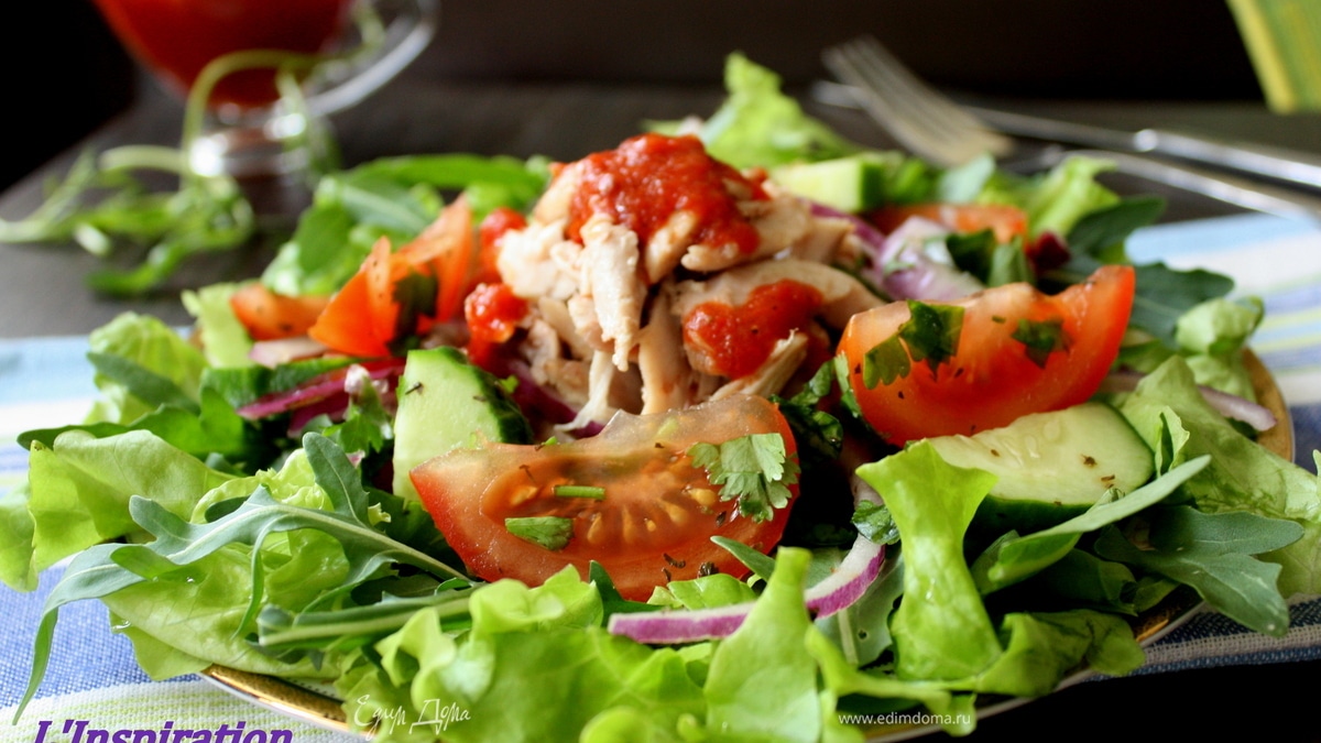 Салат с курочкой и соусом Сацебели 
