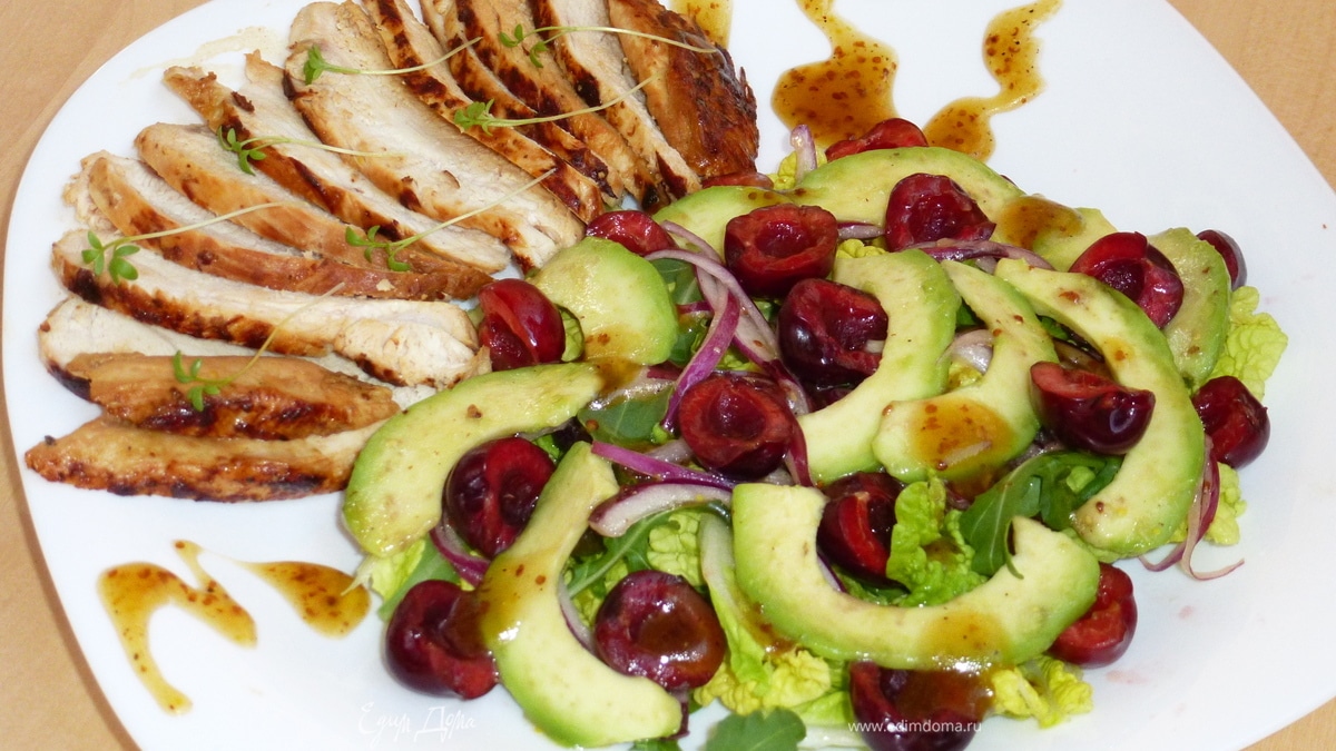 Теплый салат с черешней и курицей