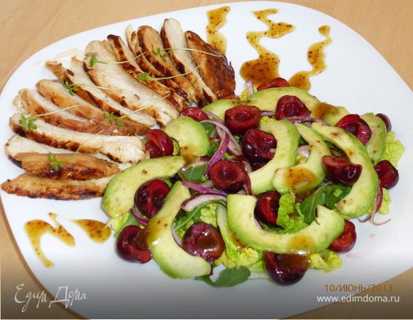 Теплый салат с черешней и курицей Теплый салат с черешней и курицей