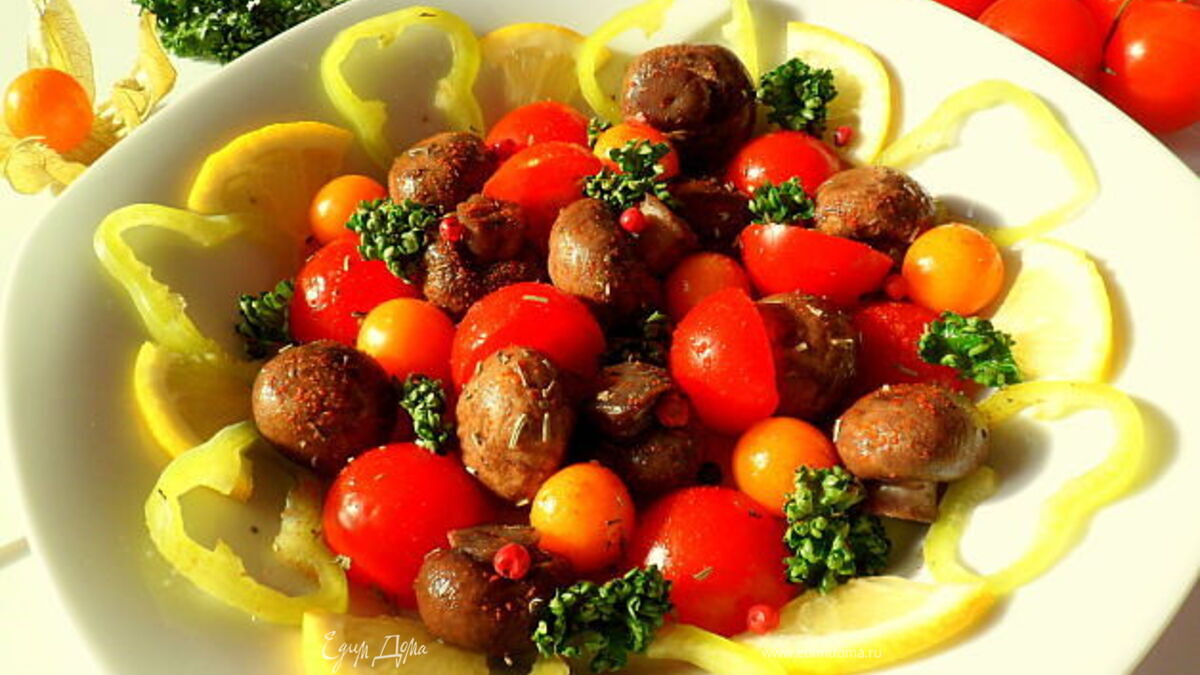 Салат из коричневых шампиньонов, помидорок черри, физалиса, паприки