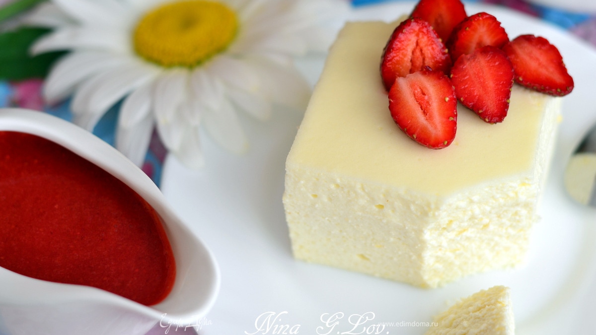 Двухслойная ванильная запеканка с ягодным соусом